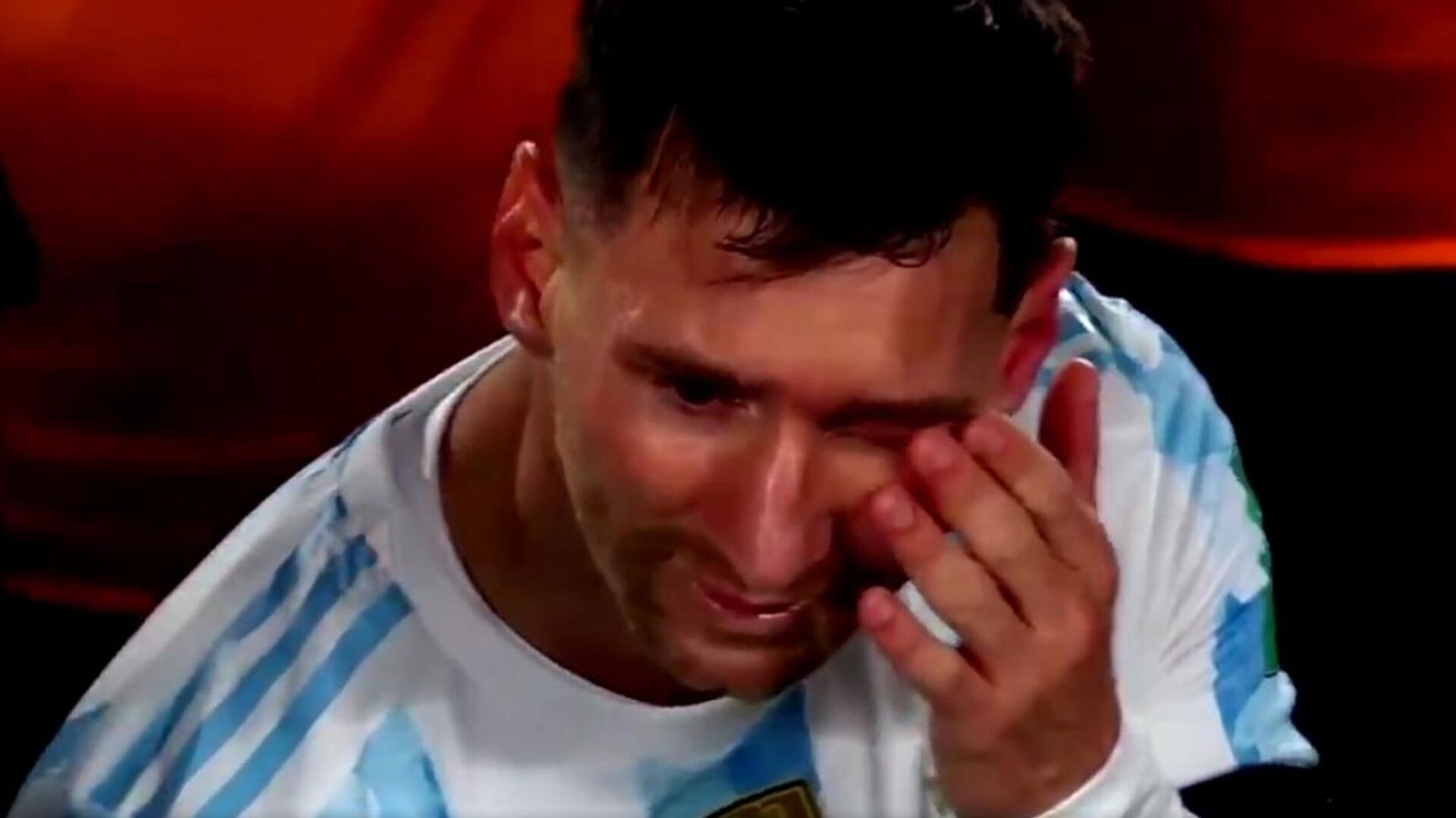 Leo Messi crying tears of joy after finally celebrating Copa America with Argentinian people - Sputnik International, 1920, 10.09.2021