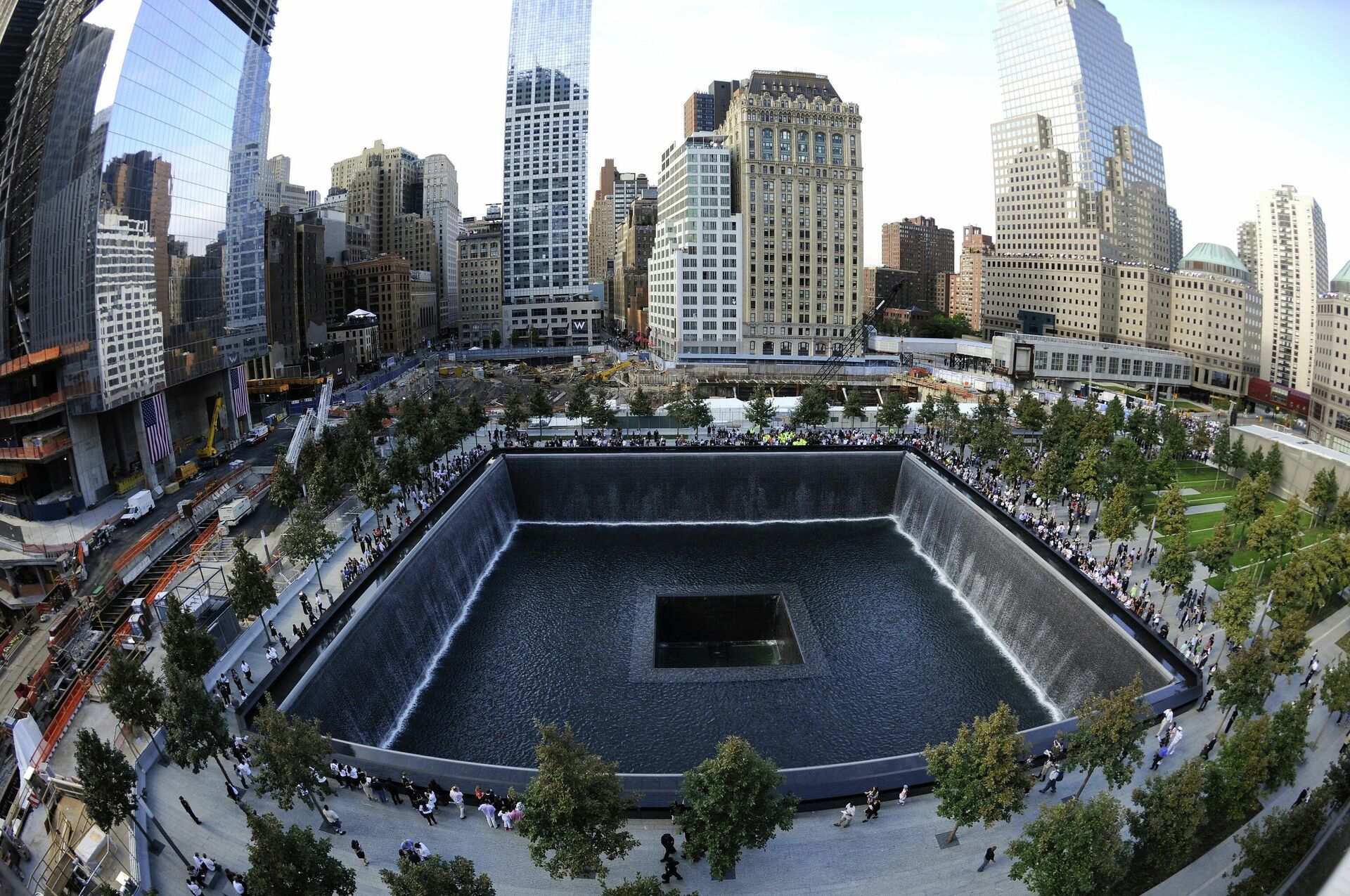 Families visit the South Memorial Pool during tenth anniversary ceremonies at the World Trade Center site in New York, U.S., September 11, 2011 - Sputnik International, 1920, 11.09.2021