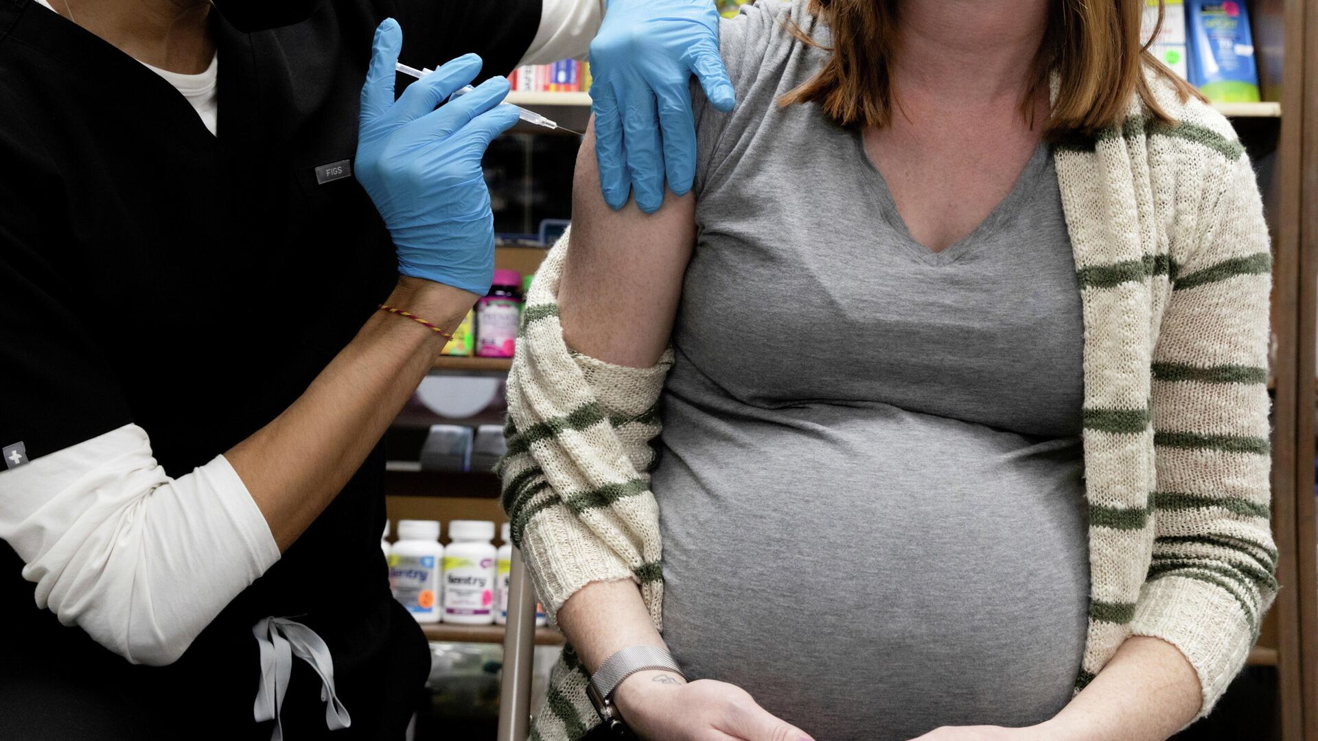 A pregnant woman receives a vaccine for the coronavirus disease (COVID-19) at Skippack Pharmacy in Schwenksville, Pennsylvania, U.S., February 11, 2021 - Sputnik International, 1920, 10.09.2021
