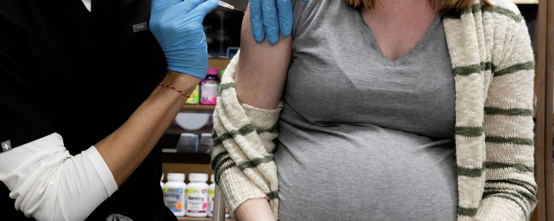 A pregnant woman receives a vaccine for the coronavirus disease (COVID-19) at Skippack Pharmacy in Schwenksville, Pennsylvania, U.S., February 11, 2021 - Sputnik International, 1920, 10.09.2021
