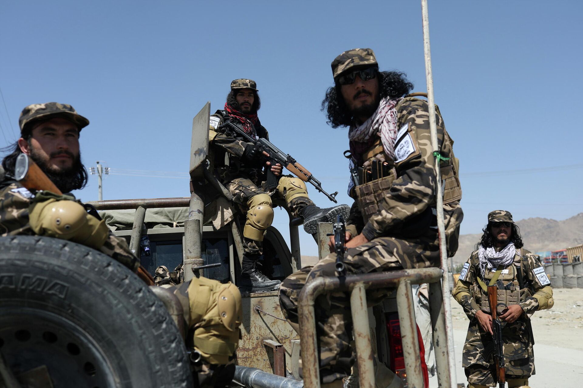 Members of the Taliban Intelligence Special Forces guard the military airfield in Kabul - Sputnik International, 1920, 14.09.2021