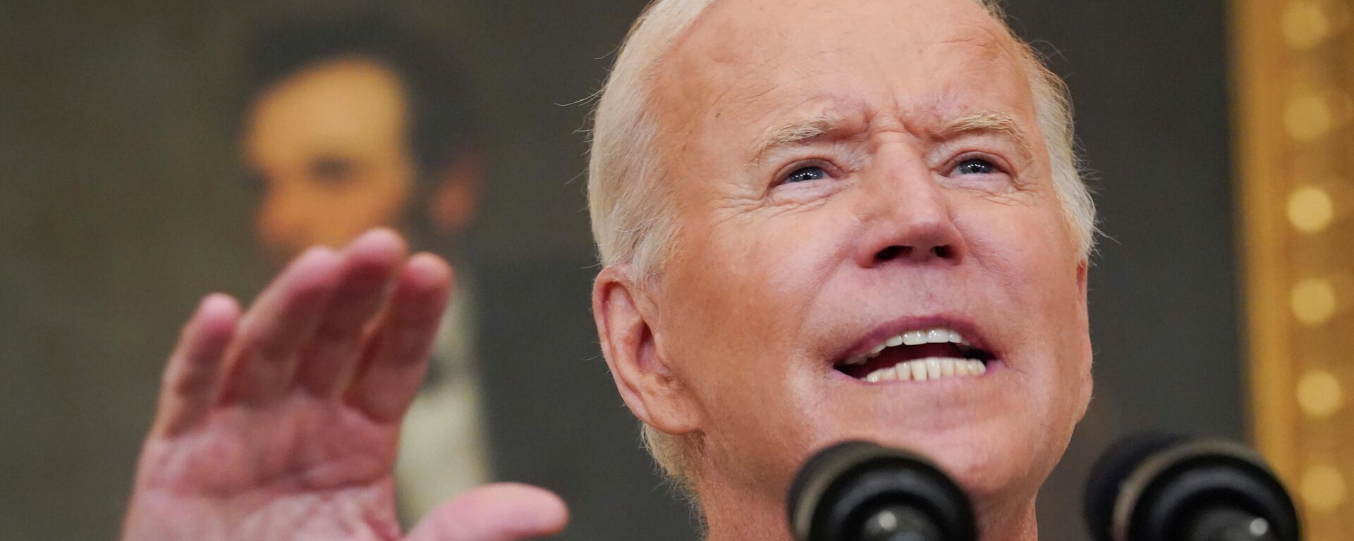 U.S. President Joe Biden delivers remarks on the Delta variant and his administration's efforts to increase vaccinations, from the State Dining Room of the White House in Washington, U.S., September 9, 2021. REUTERS/Kevin Lamarque - Sputnik International, 1920, 10.09.2021