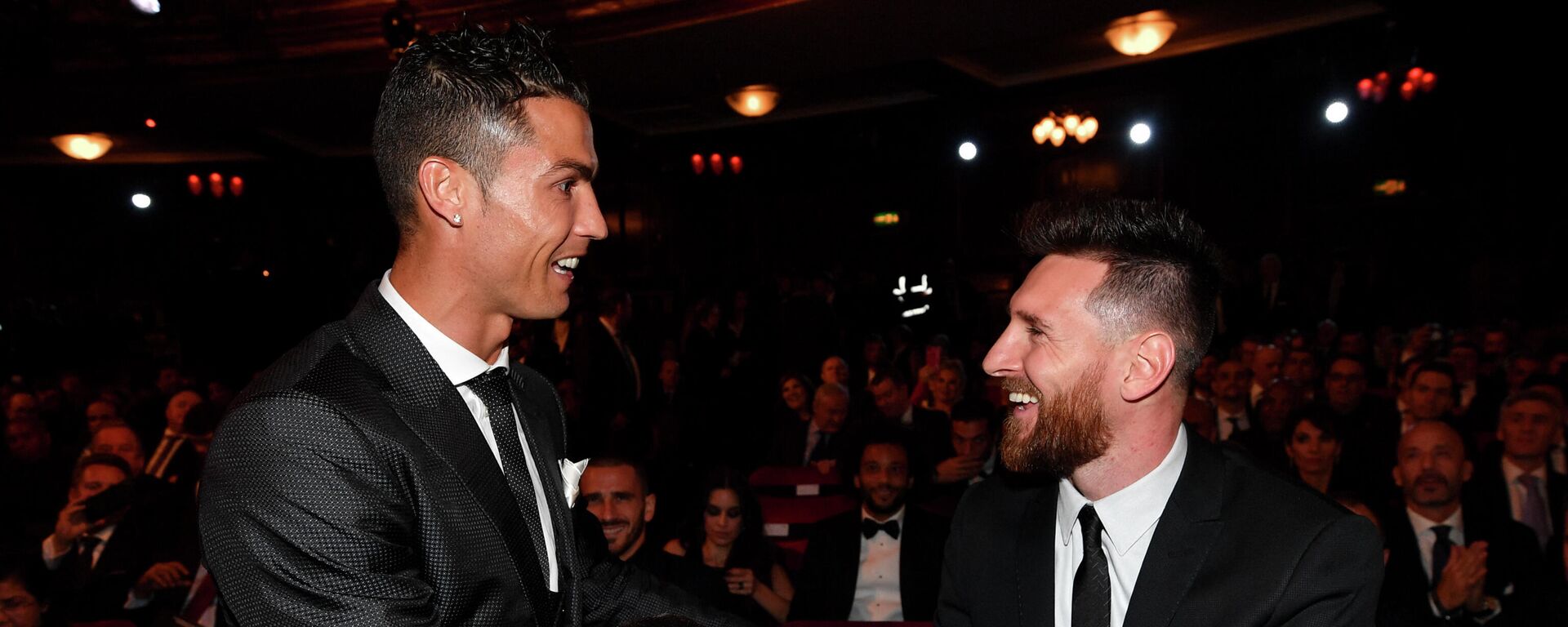 Nominees for the Best FIFA football player, Barcelona and Argentina forward Lionel Messi (R) and Real Madrid and Portugal forward Cristiano Ronaldo (L) chat before taking their seats for The Best FIFA Football Awards ceremony, on October 23, 2017 in London. - Sputnik International, 1920, 28.09.2021