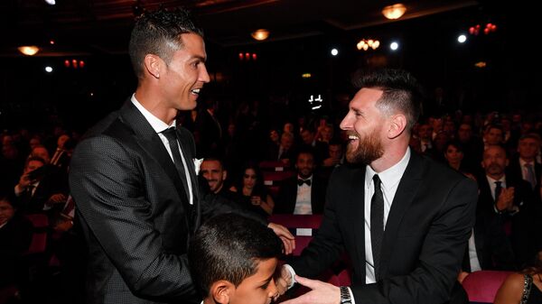 Nominees for the Best FIFA football player, Barcelona and Argentina forward Lionel Messi (R) and Real Madrid and Portugal forward Cristiano Ronaldo (L) chat before taking their seats for The Best FIFA Football Awards ceremony, on October 23, 2017 in London. - Sputnik International