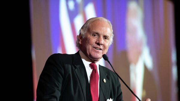 South Carolina Governor Henry McMaster speaks to a crowd during an election night party for Sen. Lindsey Graham (R-SC) on November 3, 2020 in Columbia, South Carolina. - Sputnik International