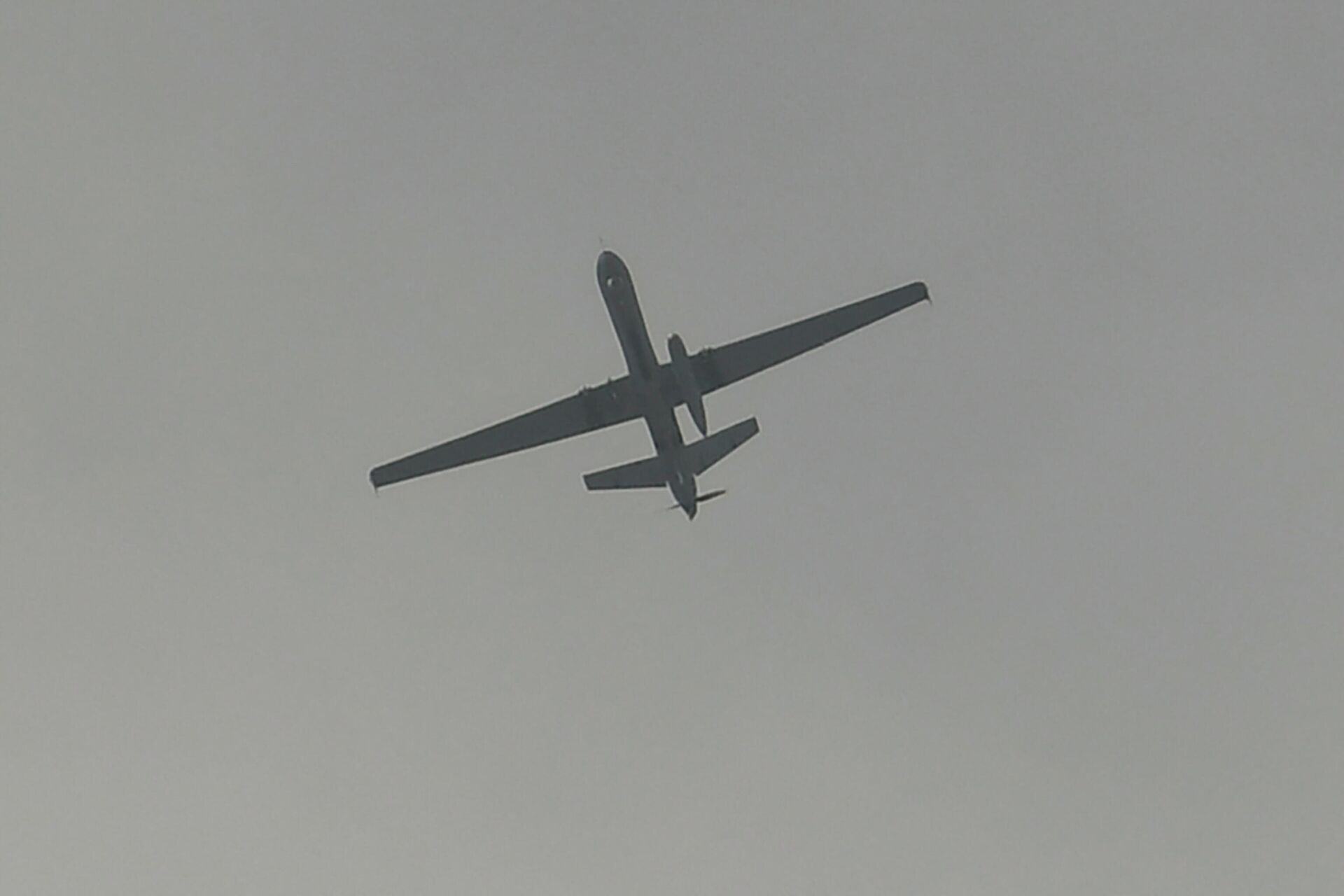A drone flies over the airport in Kabul on August 31, 2021. - The US military announced it has completed its withdrawal from Afghanistan after a brutal 20-year war -- one that started and ended with the hardline Islamist Taliban in power, despite billions of dollars spent trying to rebuild the conflict-wracked country. - Sputnik International, 1920, 23.10.2021