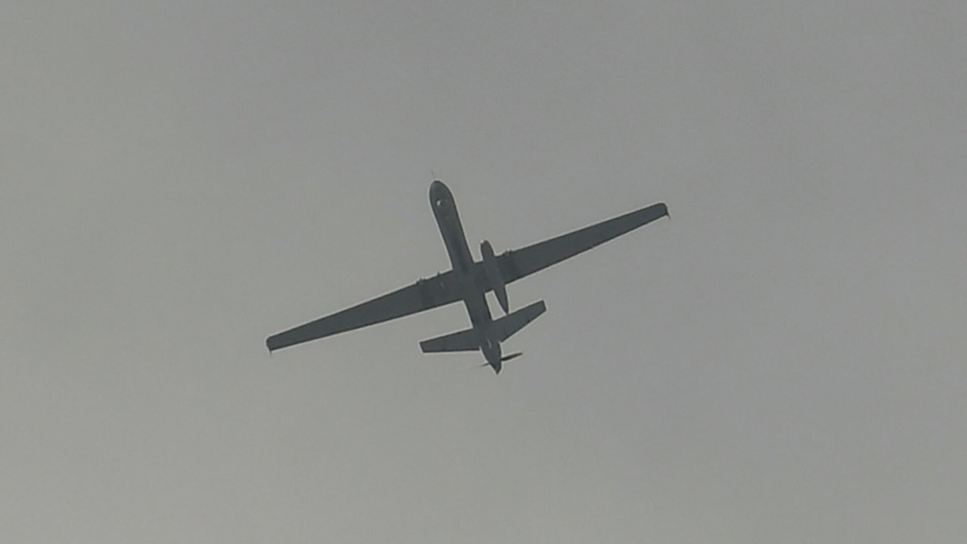 A drone flies over the airport in Kabul on August 31, 2021. - The US military announced it has completed its withdrawal from Afghanistan after a brutal 20-year war -- one that started and ended with the hardline Islamist Taliban in power, despite billions of dollars spent trying to rebuild the conflict-wracked country. - Sputnik International, 1920, 10.09.2021