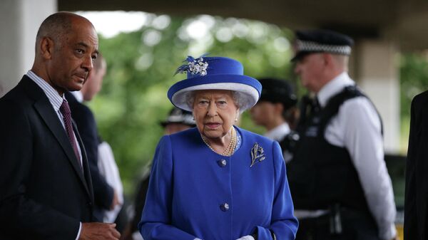 Britain's Queen Elizabeth II (C) accompanied by Lord Lieutenant of greater London Ken Olisa meets members of the emergency services at the scene of the fire that destroyed the Grenfell tower block in west London on June 16, 2017.  - Sputnik International
