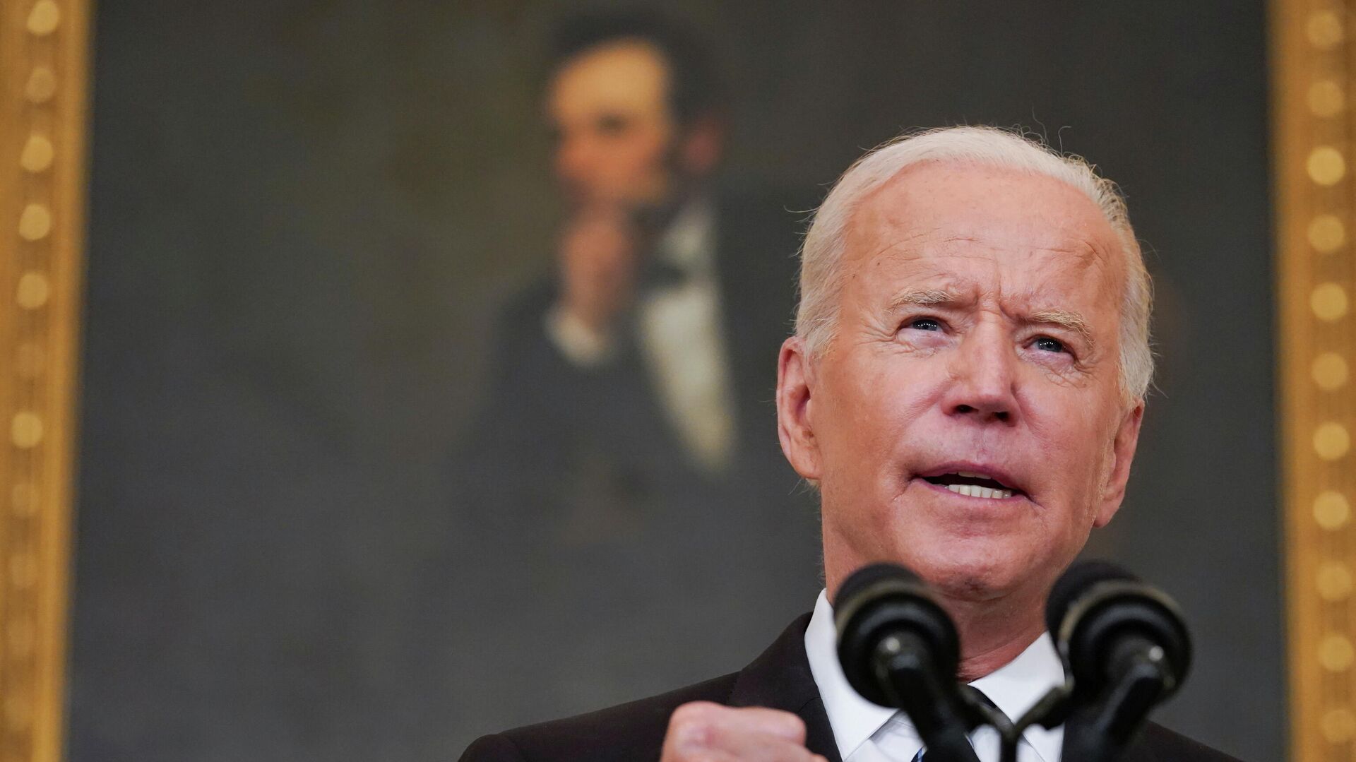 US President Joe Biden delivers remarks on the Delta variant and his administration's efforts to increase vaccinations, from the State Dining Room of the White House in Washington, US, September 9, 2021 - Sputnik International, 1920, 11.09.2021