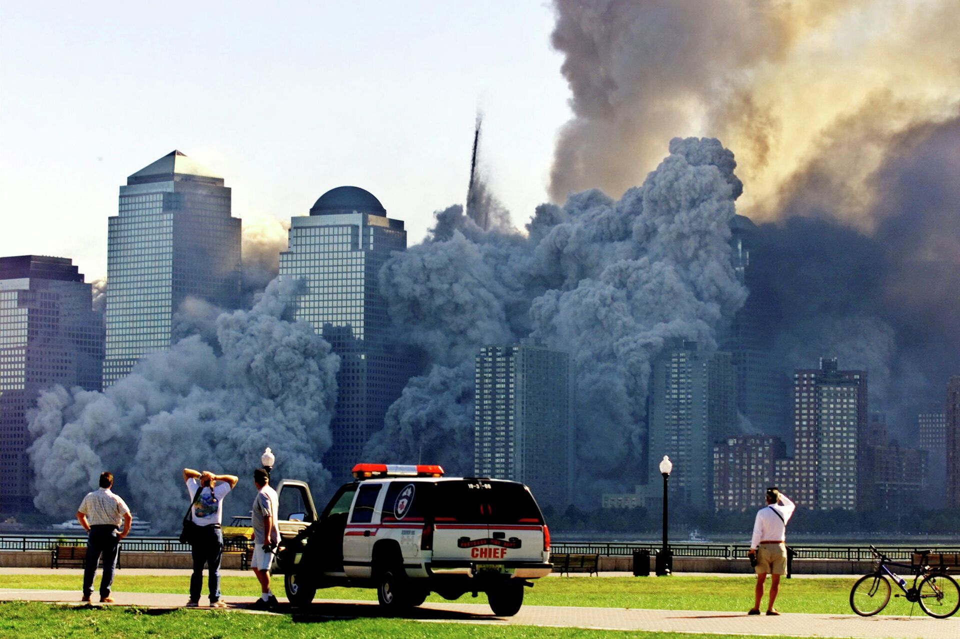 FILE PHOTO: The remaining tower of New York's World Trade Center, Tower 2, dissolves in a cloud of dust and debris about half an hour after the first twin tower collapsed, as seen from Jersey City, New Jersey, U.S. September 11, 2001.  - Sputnik International, 1920, 13.09.2021