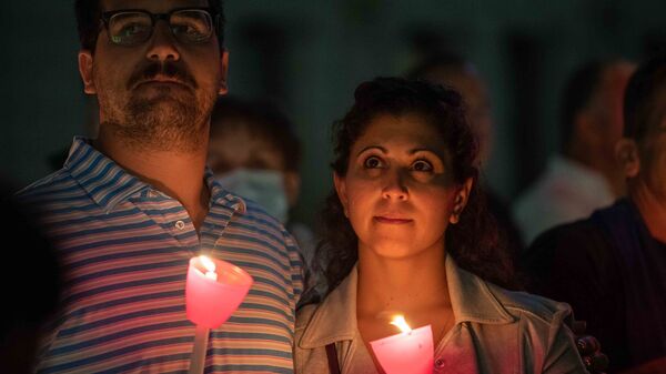 Пара держит зажженные свечи во время религиозной церемонии в память об 11 сентября в Свято-Никольском национальном храме-памятнике при Всемирном торговом центре, Нью-Йорк, США - Sputnik International