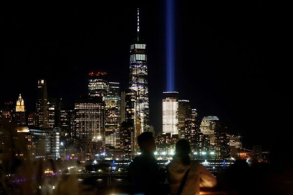 A couple views the &quot;Tribute in Light&quot; beams and the One World Trade Centre tower from Little Island park on the eve of the 20th anniversary of the September 11th attacks in Manhattan, New York City, US, 10 September 2021. - Sputnik International