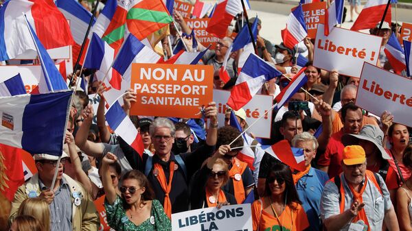 People attend a demonstration against France's restrictions, including a compulsory health pass, to fight the coronavirus disease (COVID-19) outbreak, in Paris, France, September 4, 2021.  - Sputnik International