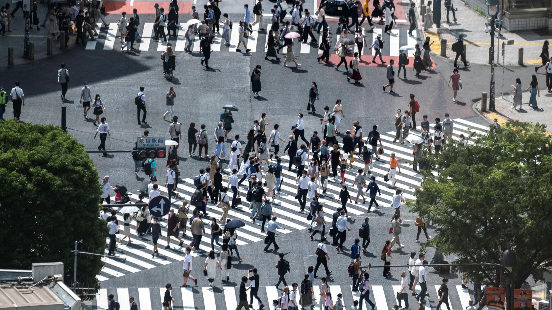 This general view shows people crossing the street in Tokyo’s Shibuya district on June 17, 2021 - Sputnik International, 1920, 11.09.2021