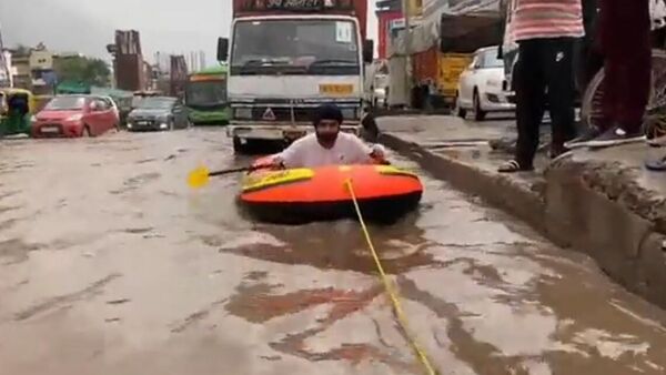 Janata Party (BJP) leader Tajinder Pal Singh Bagga mocked Delhi Chief Arvind Kejriwal by filming a clip showing him rowing through the city's streets - Sputnik International