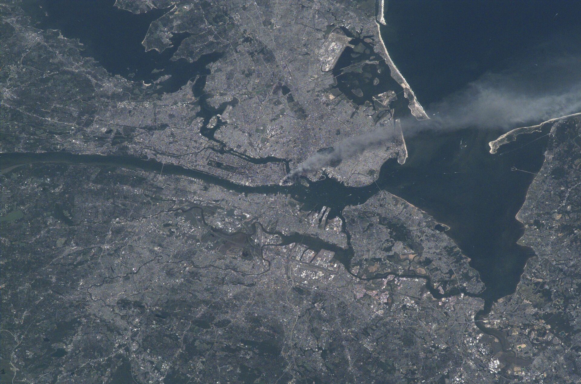 Visible from space, a smoke plume rises from the Manhattan area after two planes crashed into the towers of the World Trade Center. This photo was taken of metropolitan New York City (and other parts of New York as well as New Jersey) the morning of September 11, 2001. - Sputnik International, 1920, 11.09.2021