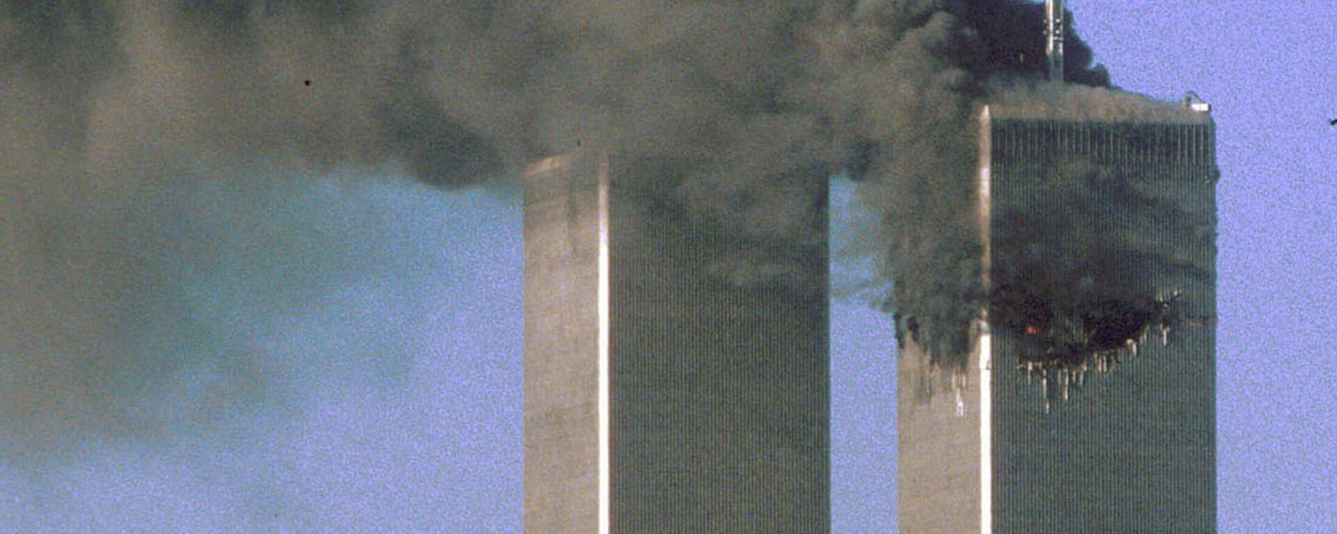 Hijacked United Airlines Flight 175 flies toward the World Trade Center twin towers shortly before slamming into the South tower (L), as the North tower burns, following an earlier attack by a hijacked airliner in New York, U.S., September 11, 2001 - Sputnik International, 1920, 11.09.2021