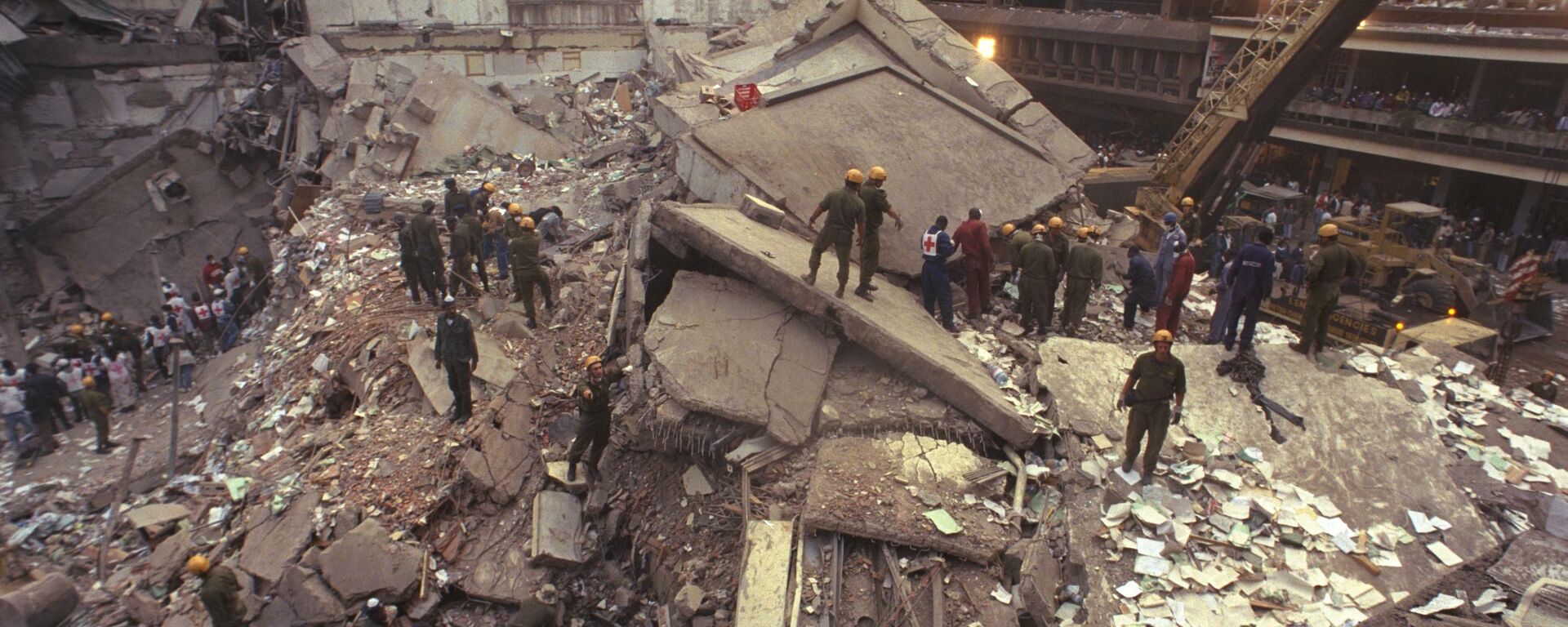 An IDF rescue team looking for survivors of the car bomb that blew up the American embassy building in Nairobi, Kenya, 9 August 1998 - Sputnik International, 1920, 23.09.2024