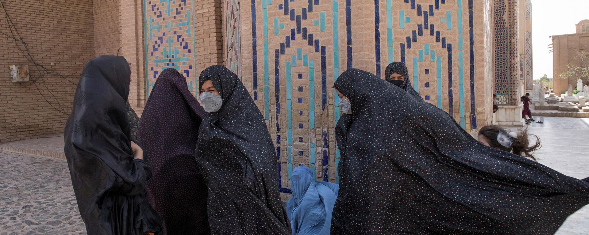 Afghan women walk at a mosque in Herat, Afghanistan September 10, 2021. WANA (West Asia News Agency) - Sputnik International, 1920, 16.09.2021