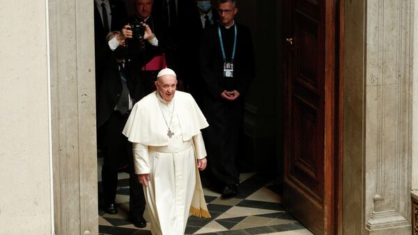 Pope Francis arrives to meet with representatives of the Ecumenical Council of Churches in the Museum of Fine Arts in Budapest, Hungary, September 12, 2021. REUTERS/Remo Casilli - Sputnik International