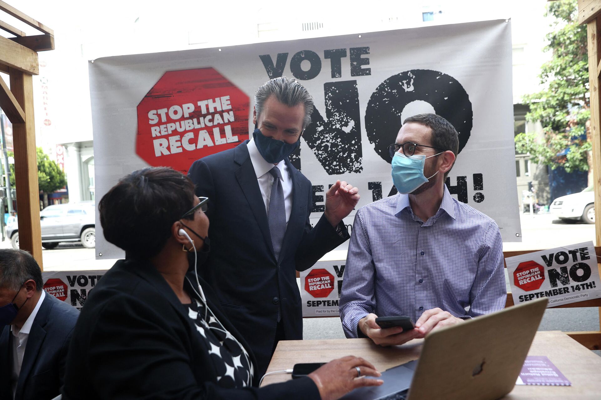 California Gov. Gavin Newsom (C) talks with California State Sen. Scott Wiener (R) and a volunteer (L) who is phone banking against the recall at Manny's on August 13, 2021 in San Francisco, California. California Gov. Gavin Newsom kicked off his Say No to recall campaign as he prepares to face a recall election on September 14 - Sputnik International, 1920, 12.09.2021