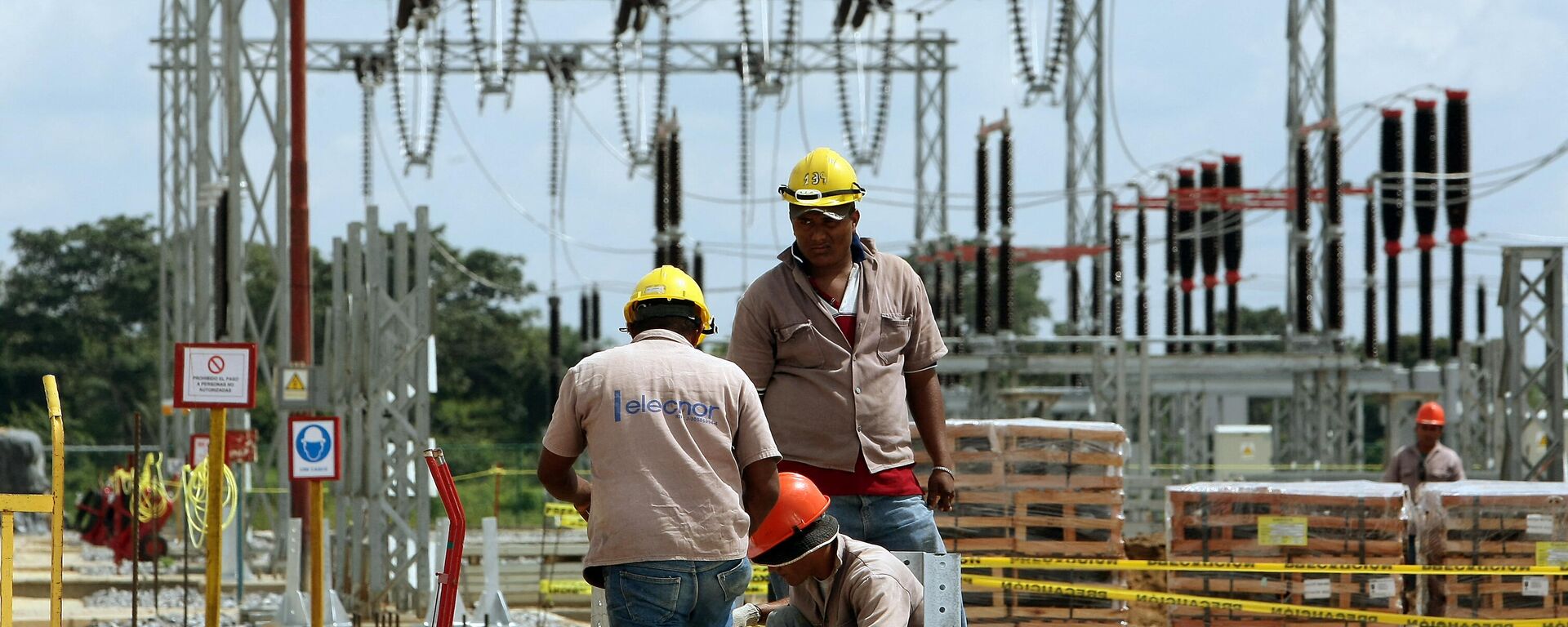 Employees of the Venezuelan national electricity company are pictured inside an electric plant in San Fernando de Apure (southern Venezuela) on October 2, 2008 - Sputnik International, 1920, 13.09.2021