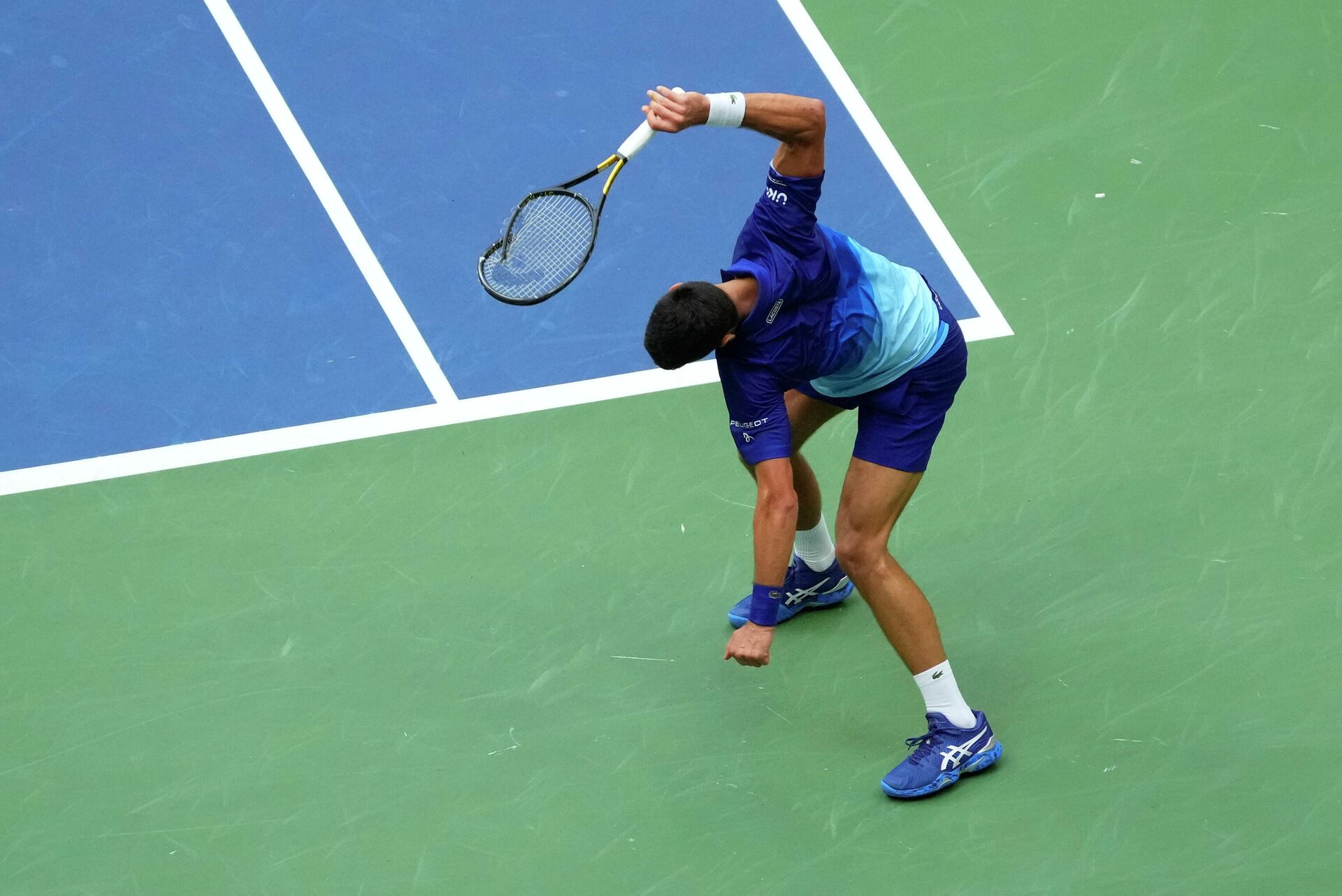 Sep 12, 2021; Flushing, NY, USA; Novak Djokovic of Serbia smashes his racket after losing a point to Daniil Medvedev of Russia in the second set of the men's singles final on day fourteen of the 2021 U.S. Open tennis tournament at USTA Billie Jean King National Tennis Center - Sputnik International, 1920, 13.09.2021
