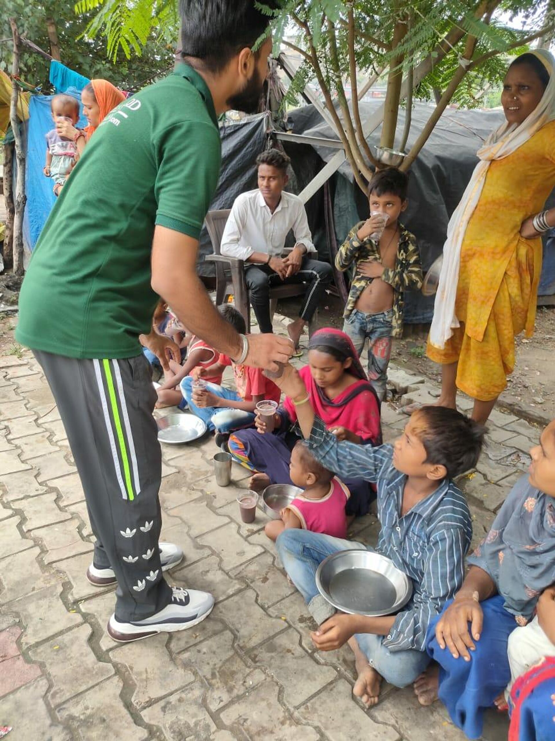 Volunteers from the Robinhood Army NGO distributing chocolate milk to underprivileged children at a slum area in Punjab state's Ludhiana city.  - Sputnik International, 1920, 13.09.2021