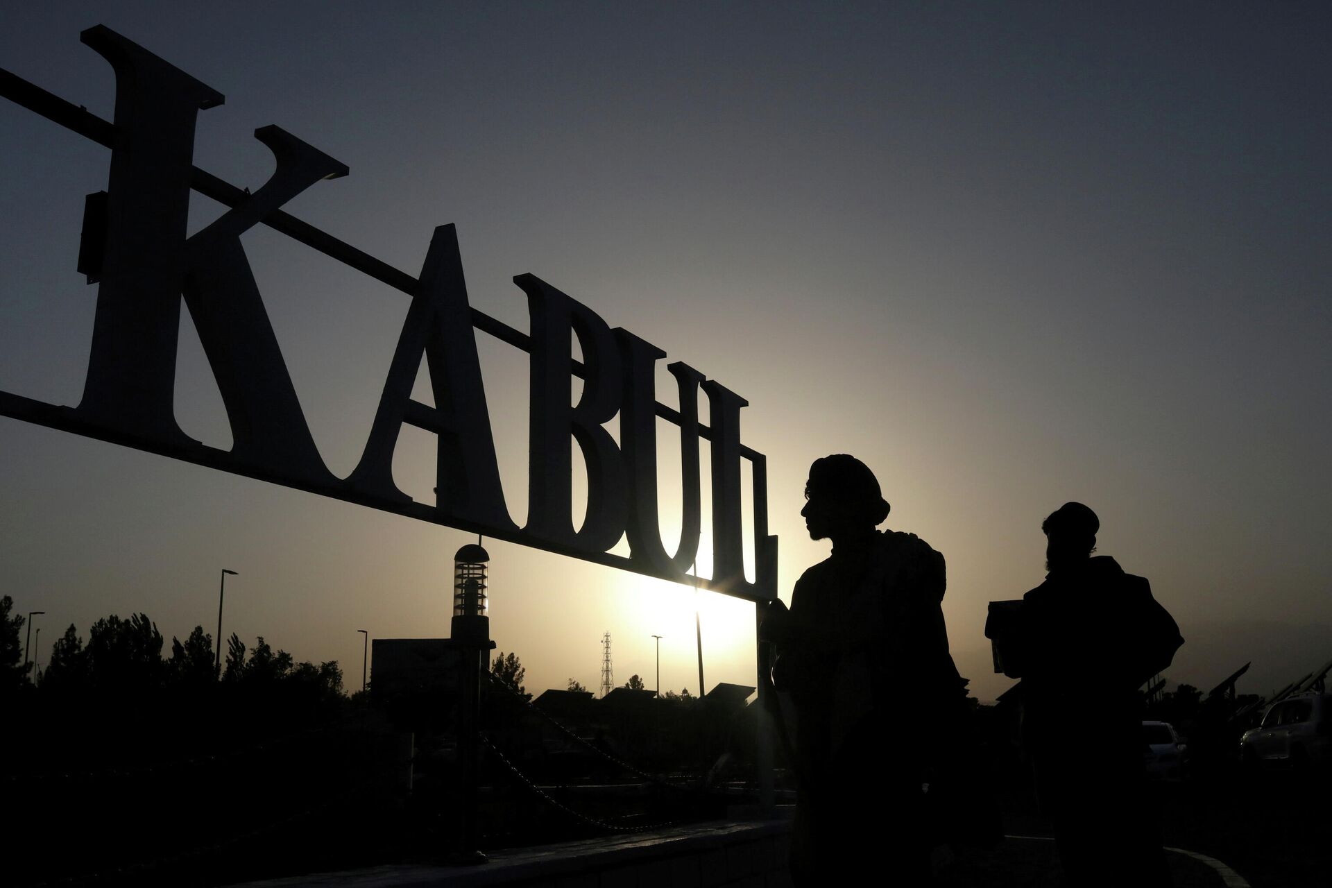 Taliban soldiers stand in front of a sign at the international airport in Kabul, Afghanistan, September 9, 2021 - Sputnik International, 1920, 29.09.2021