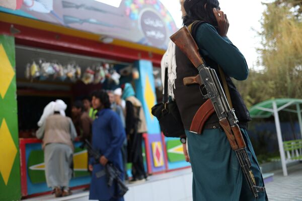 A Taliban soldier carrying a rifle stands at an amusement park in Kabul, Afghanistan, 8 September 2021. - Sputnik International