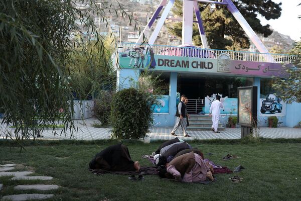 Taliban soldiers pray at an amusement park in Kabul, Afghanistan. - Sputnik International
