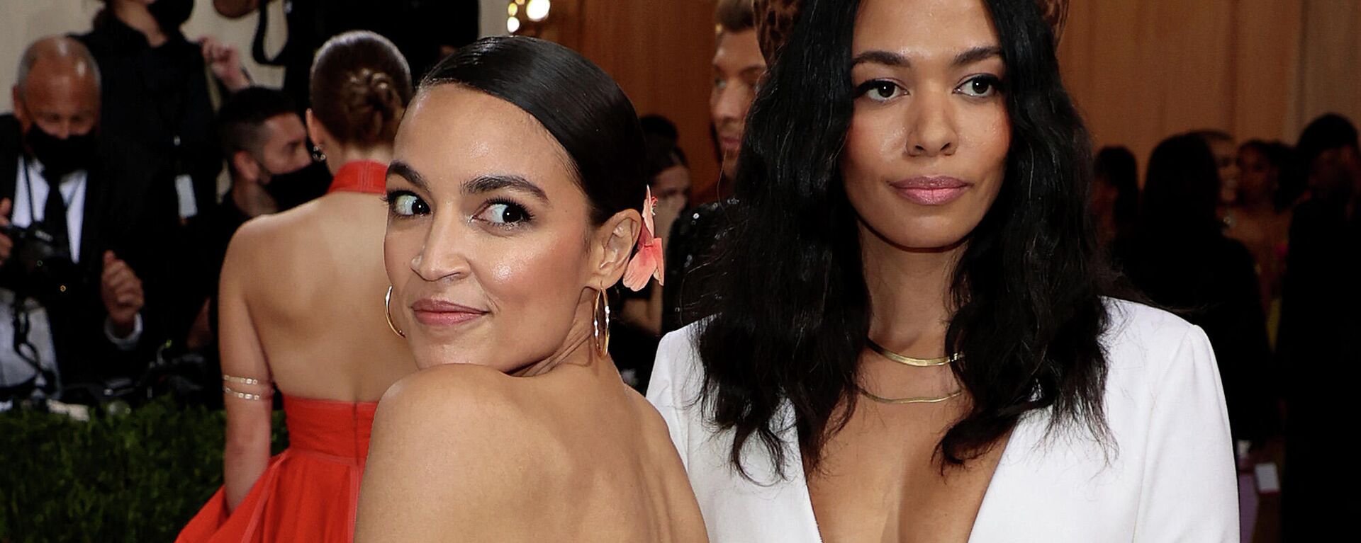 Alexandria Ocasio-Cortez and Aurora James attend The 2021 Met Gala Celebrating In America: A Lexicon Of Fashion at Metropolitan Museum of Art on September 13, 2021 in New York City - Sputnik International, 1920, 17.09.2021