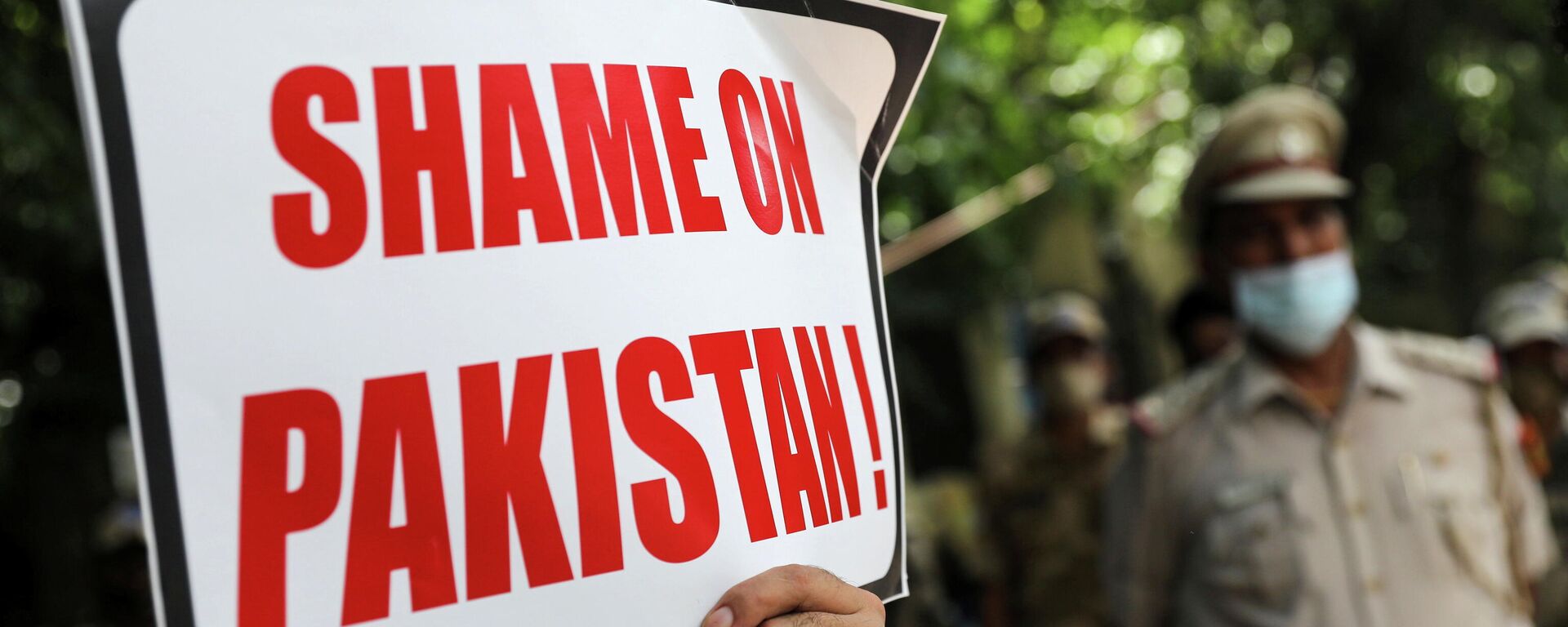 An Afghan national holds a sign during a protest against Pakistan and Taliban near a police station in New Delhi, India, September 14, 2021. - Sputnik International, 1920, 14.09.2021