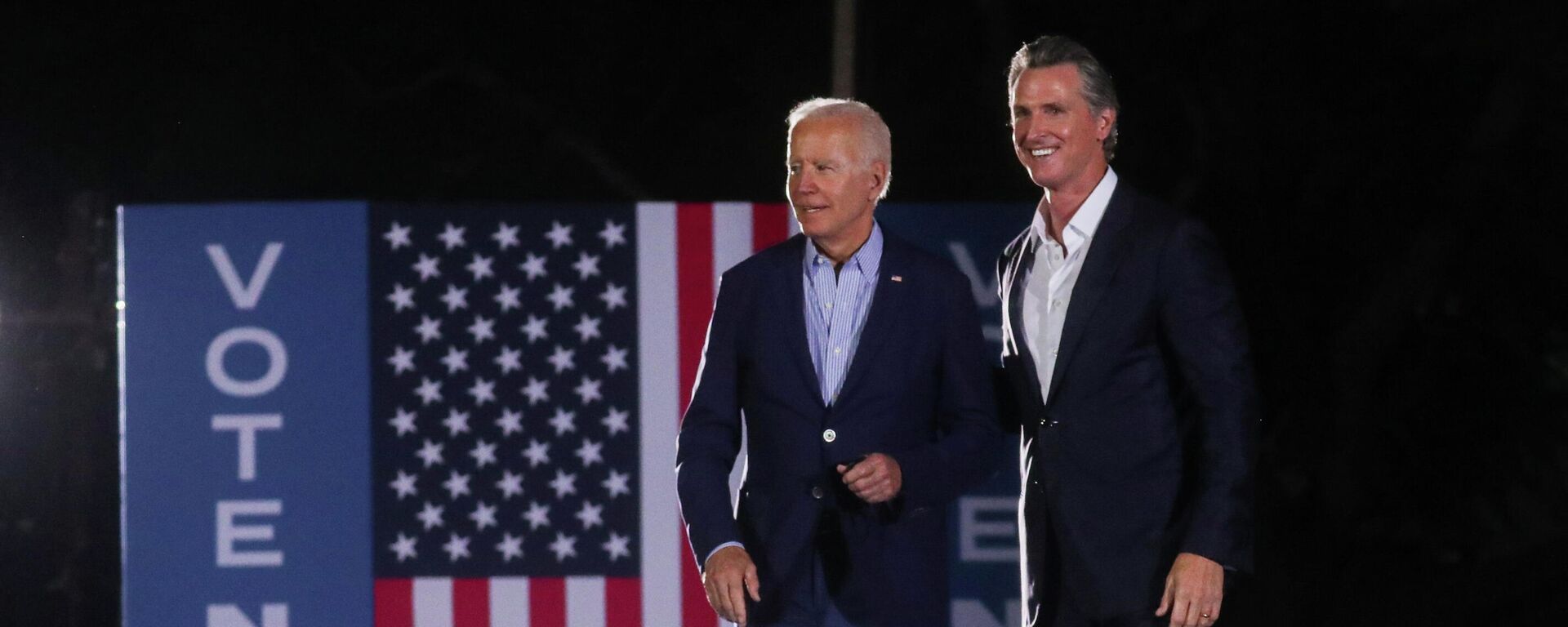 US President Joe Biden walks with California Governor Gavin Newsom at an election rally - Sputnik International, 1920, 14.09.2021