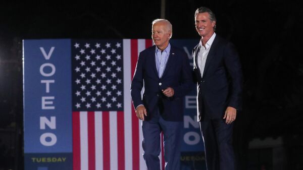 US President Joe Biden walks with California Governor Gavin Newsom at an election rally - Sputnik International