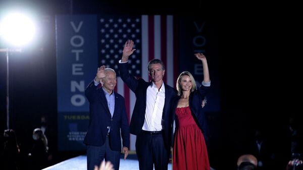 US President Joe Biden, California Governor Gavin Newsom and his wife Jennifer Siebel Newsom wave to supporters after a campaign event at Long Beach City College in Long Beach, California on September 13, 2021. - Sputnik International