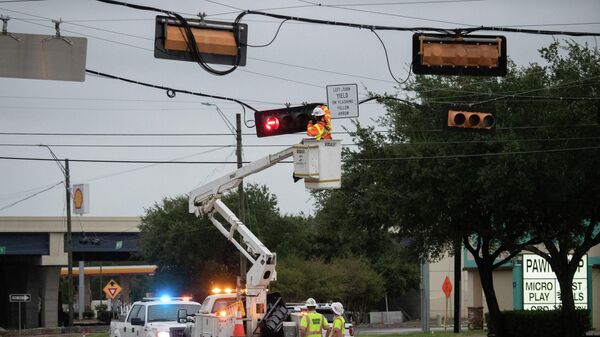 A crew restore power to traffic lights in the aftermath of Hurricane Nicholas in League City, Texas, U.S., September 14, 2021 - Sputnik International