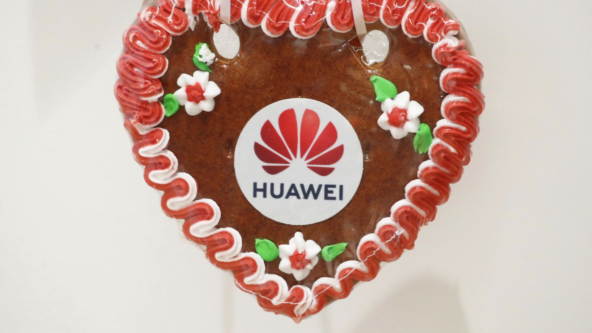 A gingerbread heart of Chinese IT giant HUAWEI is pictured at a two-day party convention of Bavaria's Christian Social Union party (CSU) in Nuremberg, Germany, September 11, 2021. - Sputnik International, 1920, 15.09.2021