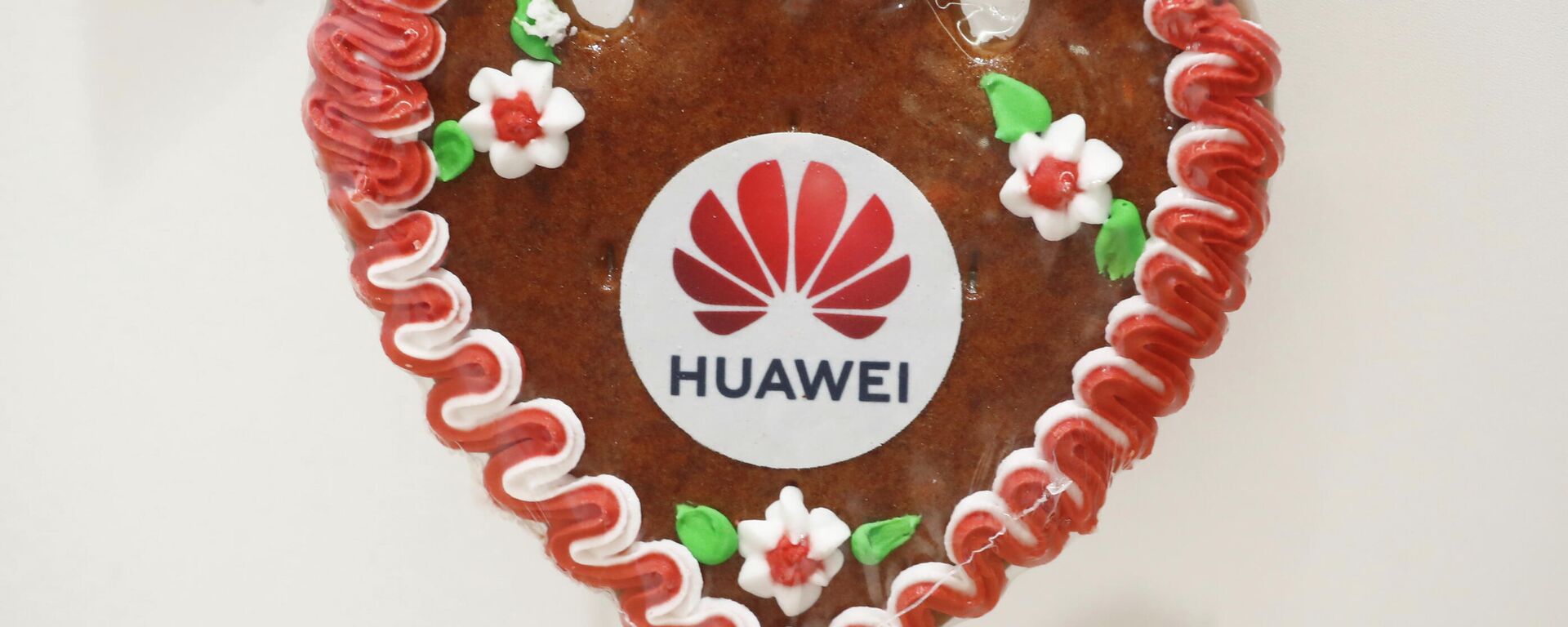 A gingerbread heart of Chinese IT giant HUAWEI is pictured at a two-day party convention of Bavaria's Christian Social Union party (CSU) in Nuremberg, Germany, September 11, 2021. - Sputnik International, 1920, 15.09.2021