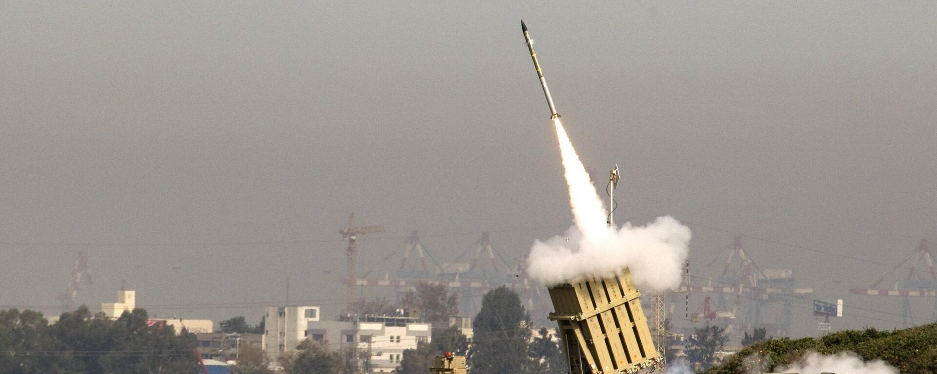 An Israeli missile is launched from the Iron Dome missile system in the city of Ashdod in response to a rocket launch from the nearby Palestinian Gaza Strip on March 11, 2012 - Sputnik International, 1920, 23.09.2021