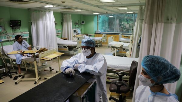 Healthcare workers are seen inside a ward for the coronavirus disease (COVID-19) patients at Sir Ganga Ram Hospital in New Delhi, September 3, 2021.  - Sputnik International