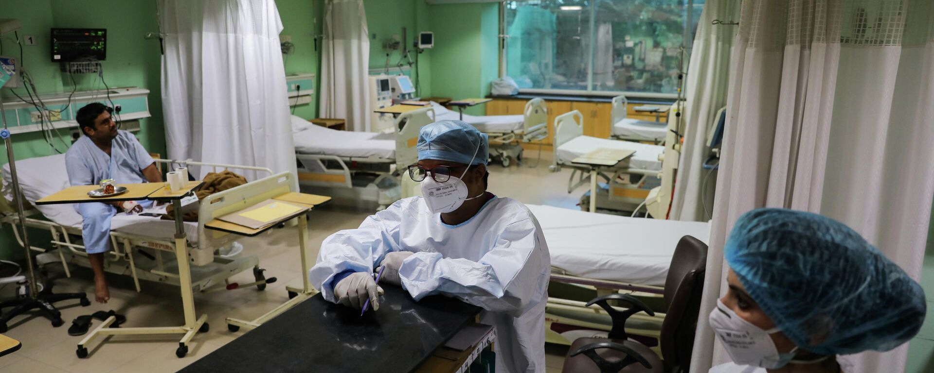 Healthcare workers are seen inside a ward for the coronavirus disease (COVID-19) patients at Sir Ganga Ram Hospital in New Delhi, September 3, 2021.  - Sputnik International, 1920, 15.09.2021