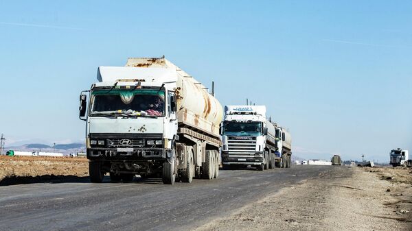 Tank trucks advance on a road at the Rumaylan (Rmeilan) oil fields in Syria's Kurdish-controlled northeastern Hasakeh province, on January 6, 2021, transporting the valuable resource to government-controlled areas - Sputnik International