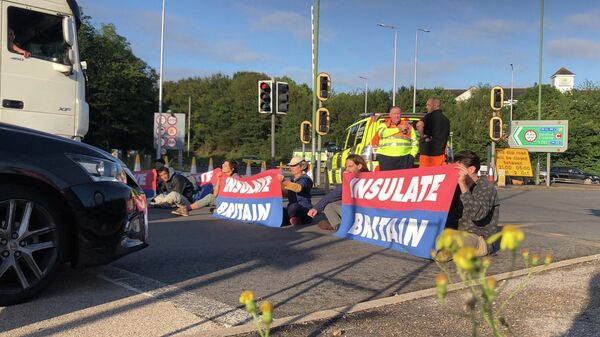 Insulate Britain protesters on the M25 motorway outside London - Sputnik International