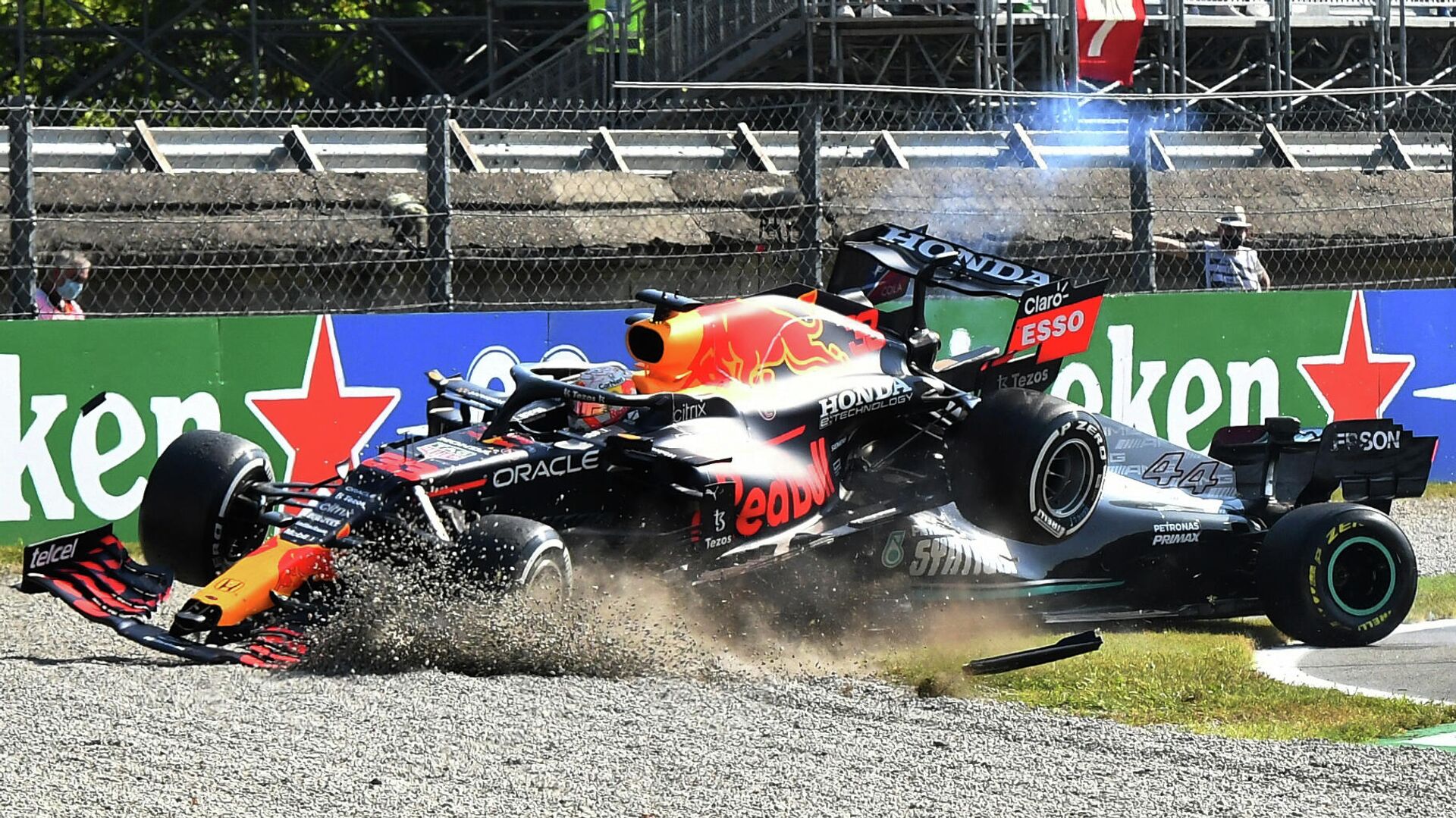  Red Bull's Max Verstappen and Mercedes' Lewis Hamilton crash out of the race  - Sputnik International, 1920, 16.09.2021