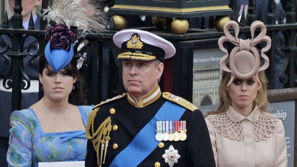Британский принц Эндрю и его дочери, принцесса Евгения (слева) и Беатрис в Лондоне - Sputnik International