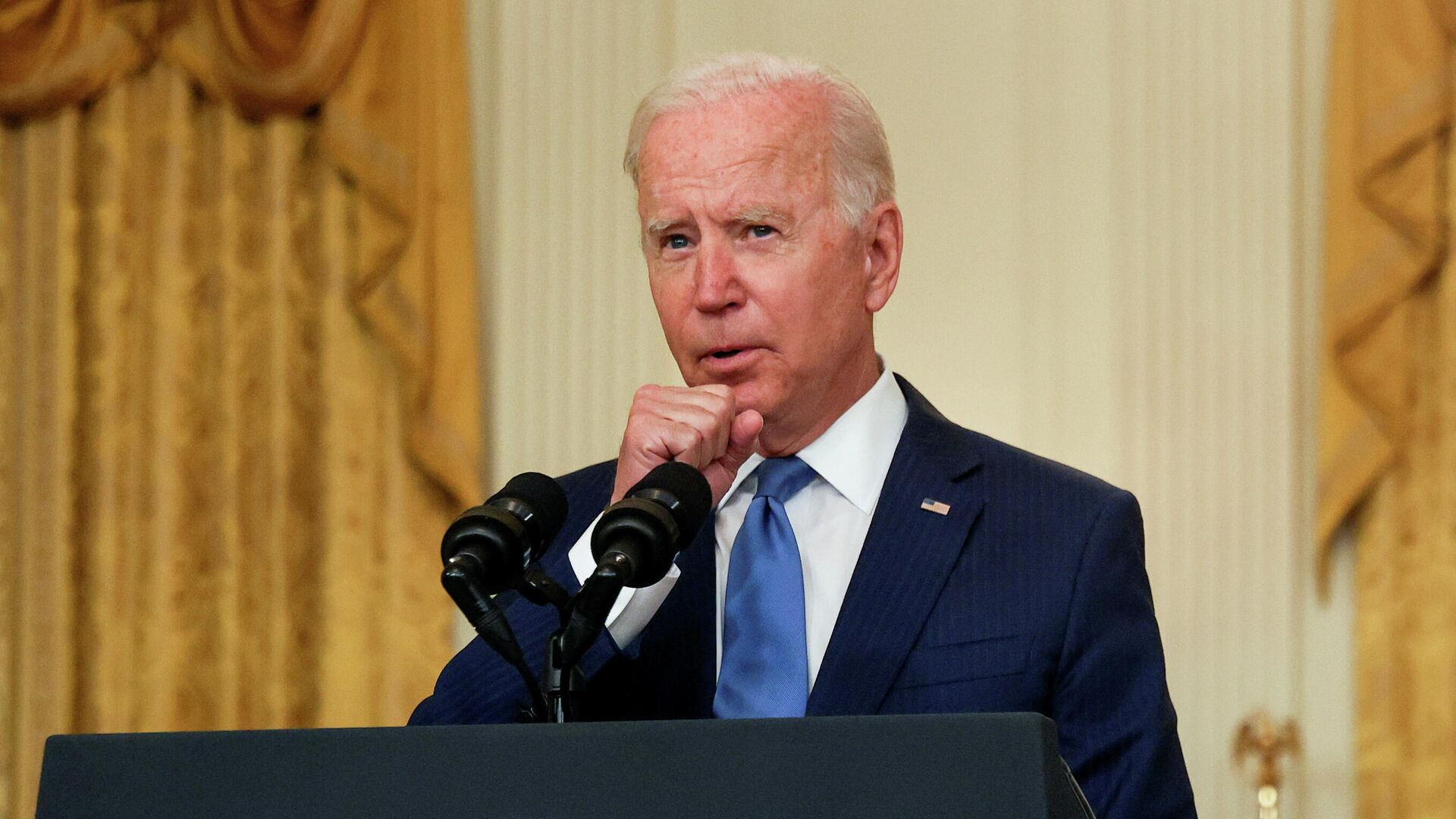 U.S. President Joe Biden clears his throat as he delivers remarks on the economy during a speech in the East Room of the White House in Washington, U.S., September 16, 2021 - Sputnik International, 1920, 17.09.2021