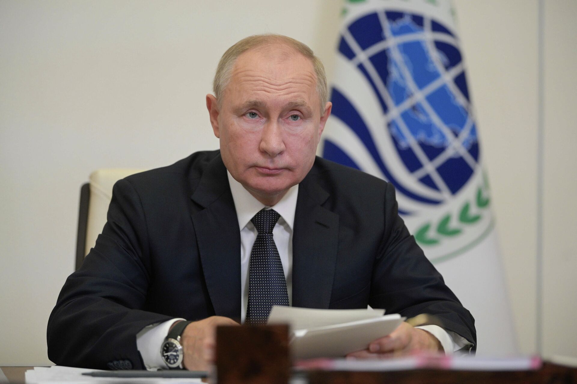 Russian President Vladimir Putin attends a meeting of the Council of Heads of State of the Shanghai Cooperation Organisation (SCO) held in Dushanbe, via videoconference, at the Novo-Ogaryovo state residence, outside Moscow, Russia - Sputnik International, 1920, 17.09.2021