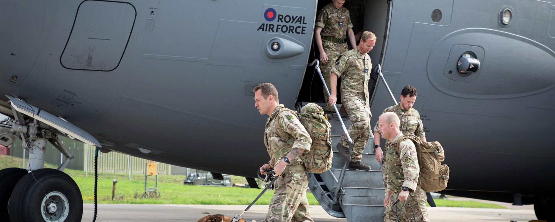 Military personnel and military dogs arrive at RAF Brize Norton base after being evacuated from Afghanistan, in Oxfordshire, Britain August 29, 2021 - Sputnik International, 1920, 17.09.2021