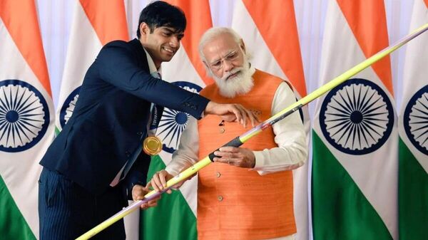 PM Narendra Modi (right) with Olympic gold medallist Neeraj Chopra - Sputnik International